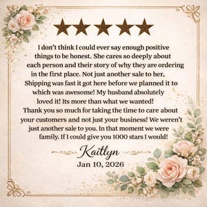 Puede incluir: Una tarjeta beige con adornos florales y cinco estrellas marrones en la parte superior. La tarjeta contiene una rese&ntilde;a de cliente firmada por "Kaitlyn" y fechada el "10 de enero de 2026".