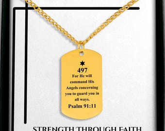 Könnte beinhalten: Goldfarbene Dog-Tag-Anhänger-Halskette. Der Anhänger zeigt die Nummer 497, einen Stern und Text aus Psalm 91:11. Die Halskette wird in einer schwarzen Box mit dem Schriftzug "STRENGTH THROUGH FAITH" am unteren Rand präsentiert.