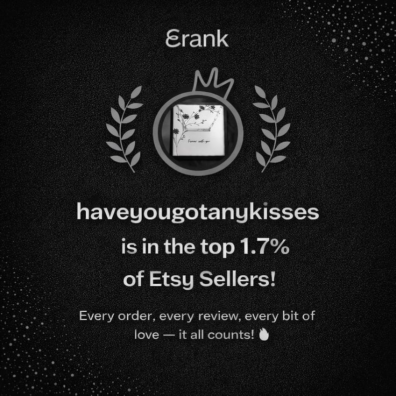 Puede incluir: Gr&aacute;fico en blanco y negro con el texto "Erank" en la parte superior, una corona y ramas de laurel. Se muestra el texto "haveyougotanykisses est&aacute; en el top 1,7% de los vendedores de Etsy", junto con la frase "&iexcl;Cada pedido, cada rese&ntilde;a, cada pizca de amor, todo cuenta!"