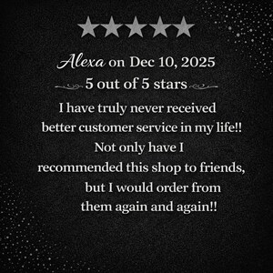 Może przedstawiać: Czarna grafika z teksturowanym tłem, pięcioma białymi gwiazdkami i tekstem: Alexa on Dec 10, 2025, 5 out of 5 stars, I have truly never received better customer service in my life!! Not only have I recommended this shop to friends, but I would order from them again and again!!