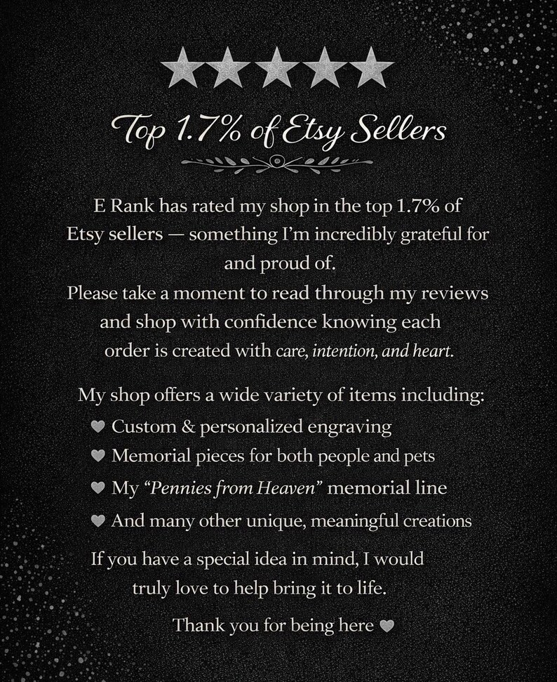 Puede incluir: Fondo negro con texto blanco y cinco estrellas. El texto dice "Top 1.7% of Etsy Sellers". El texto tambi&eacute;n menciona grabado personalizado, piezas conmemorativas y una l&iacute;nea conmemorativa "Pennies from Heaven".
