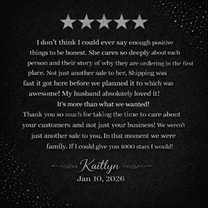 Puede incluir: Un fondo gris oscuro con una rese&ntilde;a de cliente. El texto incluye cinco estrellas, el nombre "Kaitlyn" y la fecha "10 de enero de 2026". La rese&ntilde;a expresa satisfacci&oacute;n con el producto y el servicio.