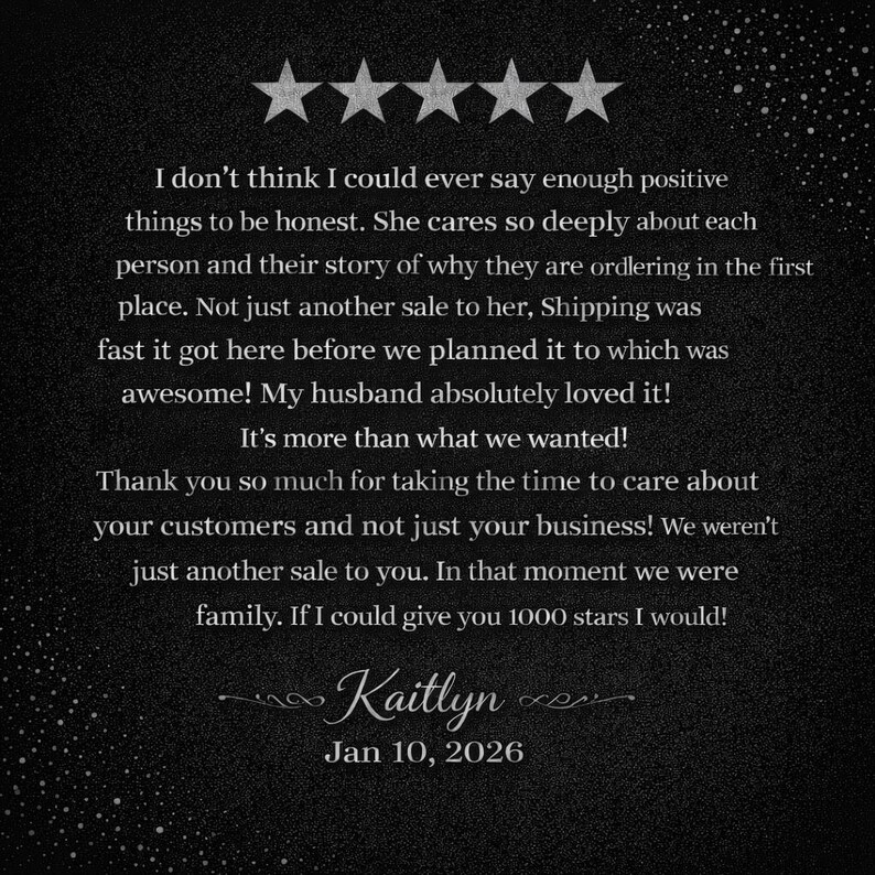 Puede incluir: Un fondo gris oscuro con una rese&ntilde;a de cliente. El texto incluye cinco estrellas, el nombre "Kaitlyn" y la fecha "10 de enero de 2026". La rese&ntilde;a expresa satisfacci&oacute;n con el producto y el servicio.