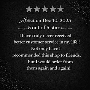 Puede incluir: Fondo negro con texto blanco. El texto dice "Alexa el 10 de diciembre de 2025" y "5 de 5 estrellas". La rese&ntilde;a dice: "&iexcl;Nunca he recibido un mejor servicio al cliente en mi vida!" y recomienda la tienda.