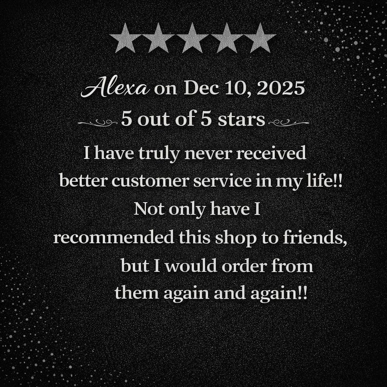 Puede incluir: Fondo negro con texto blanco. El texto dice "Alexa el 10 de diciembre de 2025" y "5 de 5 estrellas". La rese&ntilde;a dice: "&iexcl;Nunca he recibido un mejor servicio al cliente en mi vida!" y recomienda la tienda.