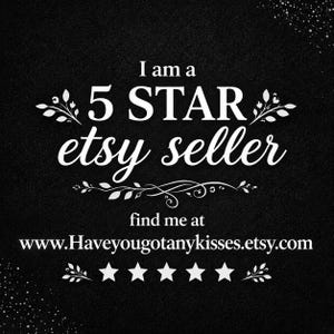 Może przedstawiać: Czarny znak graficzny z białym tekstem o treści I am a 5 STAR etsy seller, find me at www.Haveyougotanykisses.etsy.com. Projekt zawiera białe ozdobne motywy liści oraz rząd pięciu białych gwiazdek u dołu obrazu.