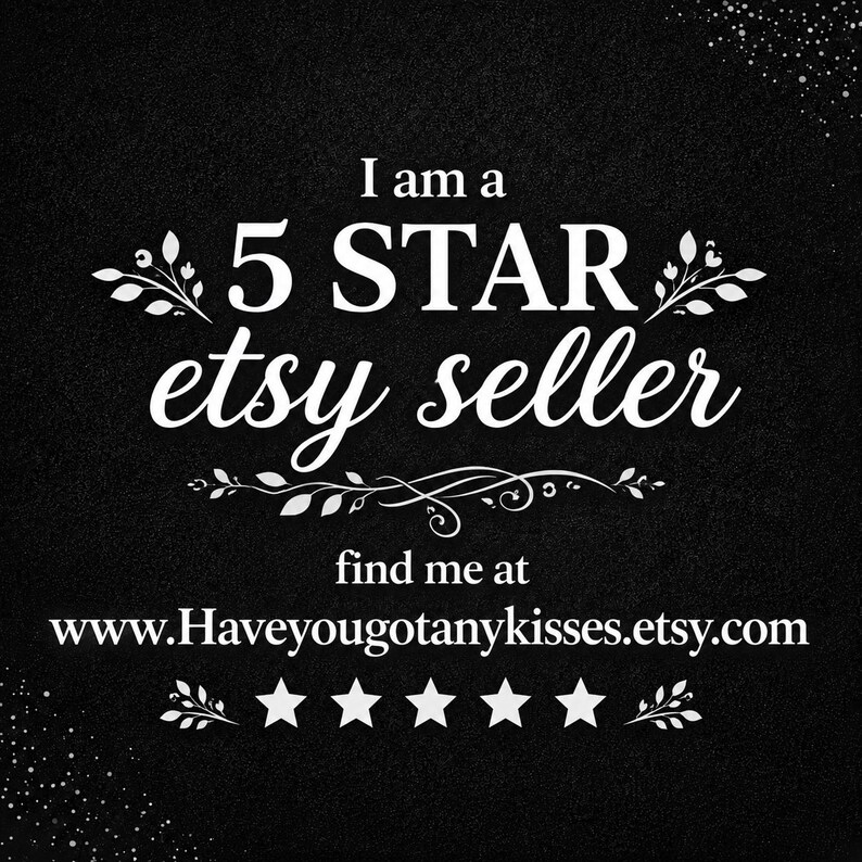 Może przedstawiać: Czarny znak graficzny z białym tekstem o treści I am a 5 STAR etsy seller, find me at www.Haveyougotanykisses.etsy.com. Projekt zawiera białe ozdobne motywy liści oraz rząd pięciu białych gwiazdek u dołu obrazu.