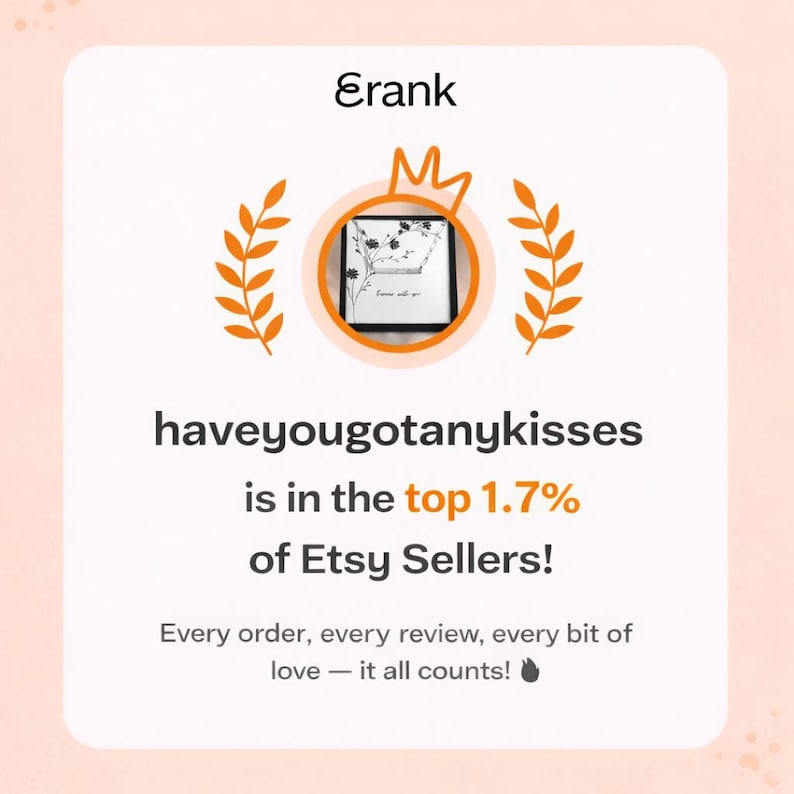 Puede incluir: Gr&aacute;fico con el texto "Erank" en la parte superior y "haveyougotanykisses est&aacute; en el top 1,7% de los vendedores de Etsy!" debajo. El gr&aacute;fico incluye detalles de hojas naranjas y un icono de corona.