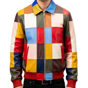 Puede incluir: Una chaqueta de cuero multicolor con un diseño de patchwork de paneles cuadrados en tonos rojo, amarillo, azul, marrón, blanco y verde oliva. La chaqueta tiene un cuello clásico, una cremallera metálica plateada y puños de canalé rojos.