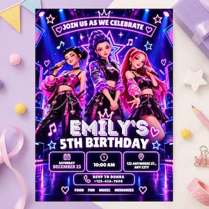 Könnte beinhalten: Eine Geburtstagseinladung mit drei animierten Popstars in pinken und schwarzen Outfits auf einer Neonbühne. Der Text lautet JOIN US AS WE CELEBRATE EMILY'S 5TH BIRTHDAY, SATURDAY DECEMBER 23, 10:00 AM, 123 ANYWHERE ST., ANY CITY, RSVP TO DONNA +123-456-7890.
