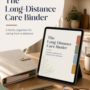 Könnte beinhalten: Ein Tablet mit dem Titel The Long-Distance Care Binder und dem Untertitel A family organiser for caring from a distance, neben einem beigen Stoffordner, einem grünen Stift und einer Schildpattbrille auf einer Holzoberfläche.