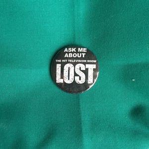 人気テレビ番組「LOST」について質問してくださいピンバッジ