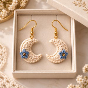 Orecchini a forma di luna all'uncinetto, orecchini micro all'uncinetto, orecchini a forma di fiore a mezzaluna, gioielli in fibra fatti a mano, regalo boho cottagecore, orecchini pendenti
