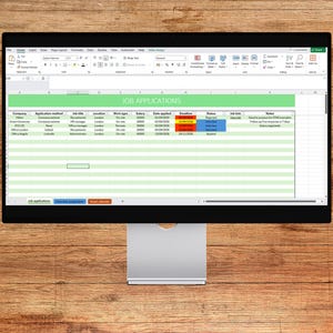 Peut inclure: Un écran d'ordinateur affichant une feuille de calcul Microsoft Excel intitulée Job Applications. Le tableau comprend des colonnes pour l'entreprise, la méthode de candidature, l'intitulé du poste, le lieu, le type de travail, le salaire et les notes.