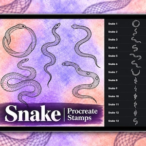 Op de afbeelding: Een digitaal tabletscherm met een verzameling zwarte lijntekeningen van slangen op een paarse en oranje aquarelachtergrond. De tekst luidt Snake Procreate Stamps, met een zijbalk die dertien individuele slangenstempelontwerpen weergeeft.