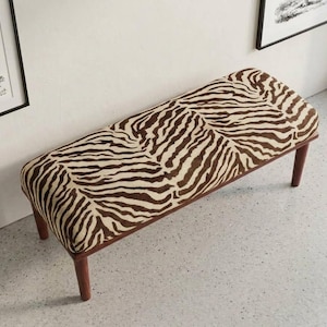 Panca imbottita con motivo zebrato, panca con stampa animalier safari e gambe in legno, panca moderna per l'ingresso, panca da comodino per il soggiorno