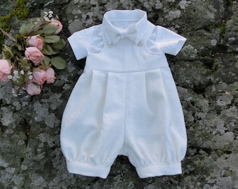 Elfenbensvit linne babysparkdräkt med fluga, dopdräkt