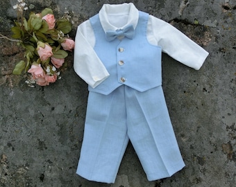 ライトブルーのリネンベビースーツ、ハンドメイドベストと蝶ネクタイの衣装