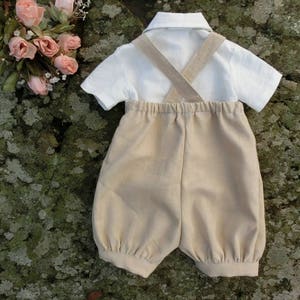 Beige linne babysparkdräkt med fluga, dopdräkt bild 2