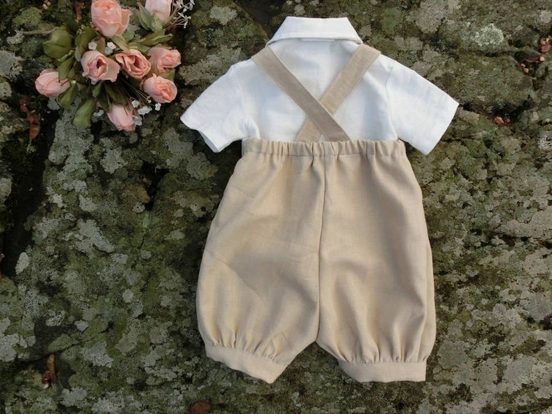 Beige linne babysparkdräkt med fluga, dopdräkt bild 2
