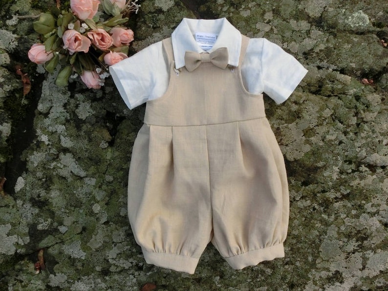 Beige linne babysparkdräkt med fluga, dopdräkt bild 1