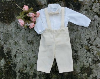 Puede incluir: Una camisa de lino blanca con pajarita y pantalones de lino a juego. El atuendo es una opción clásica para una ocasión especial.