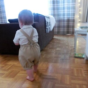 Beige linne babysparkdräkt med fluga, dopdräkt bild 4