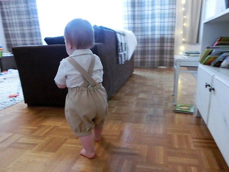 Beige linne babysparkdräkt med fluga, dopdräkt bild 4