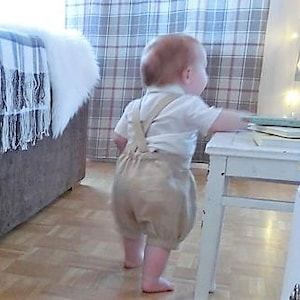 Beige linne babysparkdräkt med fluga, dopdräkt bild 3