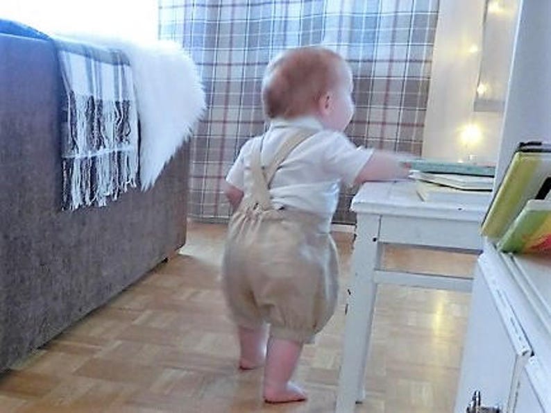 Beige linne babysparkdräkt med fluga, dopdräkt bild 3
