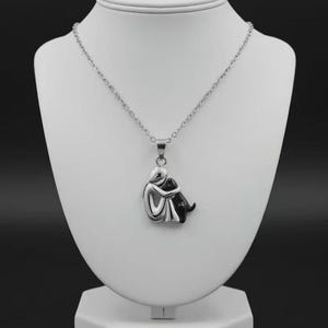Elegant halsband för hundälskare – Kvinna som omfamnar hundhänge i present