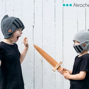 Knight helmet crochet hat pattern for winter in english and french by Akroche Tatuk image 2