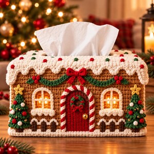 Peut inclure: Une housse de boîte à mouchoirs en crochet rectangulaire en forme de maison en pain d'épices. La structure marron présente un toit festonné blanc, une porte rouge avec un cadre en sucre d'orge, deux fenêtres éclairées et deux sapins verts.