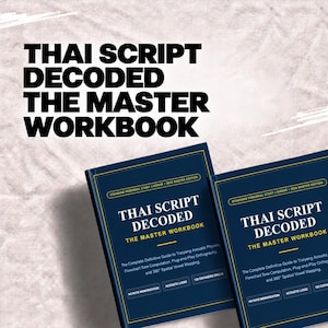 Könnte beinhalten: Zwei identische dunkelblaue Arbeitsbücher mit dem Titel Thai Script Decoded The Master Workbook. Die Einbände enthalten weißen und gelben Text, einschließlich des Untertitels The Complete Definitive Guide to Traiyang Acoustic Physics.