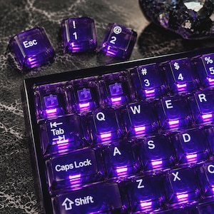 Deep Purple Transparent Keycap Set, Glansiga Mekaniska Tangentbordslock i Kristall Look, Framsida Tryckta Legender, Violett Gaming-Estetik