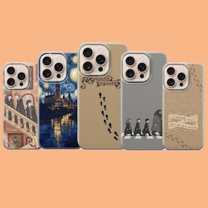 Könnte beinhalten: Fünf Smartphone-Hüllen mit verschiedenen Motiven: eine Treppenszene mit drei Figuren, eine nächtliche Schlosslandschaft, eine beige Hülle mit Fußspuren und dem Text I solemnly swear that I am up to no good, eine graue Hülle mit vier Figuren und eine beige Hülle mit Fußspuren.