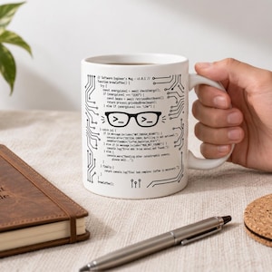 Könnte beinhalten: Ein weißer Keramikbecher mit aufgedrucktem schwarzem Computercode, Leiterplattenmustern und einer Brille. Der Text enthält Software Engineer's Mug, function brewCoffee und verschiedene Fehlermeldungen aus der Programmierung.