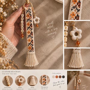 Puede incluir: Un llavero tejido con un patrón floral en naranja, marrón y negro sobre un fondo crema. Incluye un cierre de mosquetón dorado, una hilera de cuentas cuadradas con letras que forman la palabra FRIEND, un dije de flor blanca y una borla de flecos color crema.