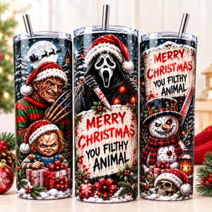 Peut inclure: Trois gobelets cylindriques avec pailles en métal arborant des motifs de Noël sur le thème de l'horreur. Les designs incluent une figure balafrée, un personnage masqué et un bonhomme de neige avec le texte Merry Christmas You Filthy Animal.