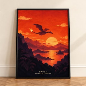 Op de afbeelding: Een ingelijste rechthoekige kunstprint voor aan de muur met een levendig oranje en rood zonsonderganglandschap met het silhouet van een vliegende draak. De tekst "リザードン" en "CHARIZARD" staat onderaan de afbeelding gedrukt.
