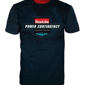 Op de afbeelding: Een donkerblauw t-shirt met korte mouwen en een rode binnenkraag. Op de borst staat een afbeelding met de tekst Makita, POWER CONTINGENCY en SNOCROSS PROGRAM, samen met een bergsilhouet. Het Makita-logo is ook subtiel herhaald.