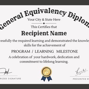 以下が含まれることがあります： General Equivalency Diploma、Your City & State Here、Recipient Name、PROGRAM / LEARNING MILESTONEと黒い文字で書かれた白い証明書のテンプレート。中央下部には青いリボンの付いた金色のシールと署名欄があります。