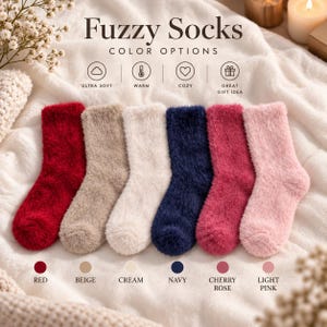 Puede incluir: Seis calcetines difusos en rojo, beige, crema, azul marino, rosa cereza y rosa claro est&aacute;n dispuestos en fila. El texto dice Fuzzy Socks, Color Options, Ultra Soft, Warm, Cozy, Great Gift Idea, Red, Beige, Cream, Navy, Cherry Rose, Light Pink.