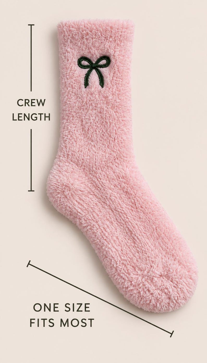 Puede incluir: Un calcet&iacute;n de color rosa claro y textura afelpada de longitud media con un peque&ntilde;o lazo bordado en verde oscuro en la parte superior. La imagen incluye etiquetas de texto que indican CREW LENGTH y ONE SIZE FITS MOST.