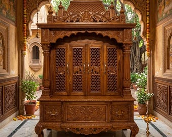Handgemaakte mandir van teakhout, deuren met olifantenmotief, schelpenkroon, opberglades