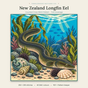 Könnte beinhalten: Ein gezähltes Kreuzstichmuster mit dem Titel New Zealand Longfin Eel von Tanglewood Notions Co. Das Design zeigt einen Langflossenaal, der unter Wasser zwischen grünem Seegras, Steinen, Seeigeln und Muscheln schwimmt, mit 250 mal 250 Stichen.