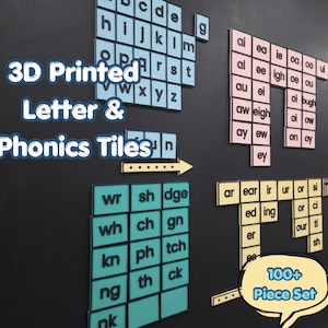 Puede incluir: Un conjunto de fichas de letras y fonética impresas en 3D que consisten en cuadrados individuales con letras negras sobre fondos azul claro, rosa, turquesa y amarillo. Las fichas están dispuestas en cuadrículas y patrones, incluyendo dígrafos y combinaciones de vocales, con una flecha amarilla y un globo de texto con el texto 100+ Piece Set.