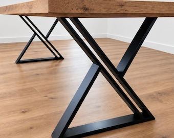 Könnte beinhalten: Ein rechteckiger Tisch mit einer dicken, hellbraunen Holzplatte mit sichtbarer Maserung, Ästen und Textur. Der Tisch wird von zwei schwarzen Metallbeinen getragen, die jeweils aus einem geometrischen X-förmigen Rahmen auf einer Basis bestehen.