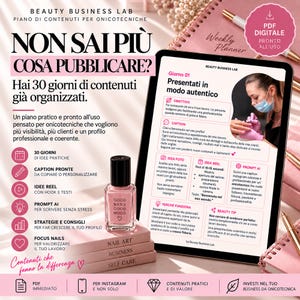 Può includere: Un pianificatore di contenuti digitali per onicotecniche con un tablet che mostra una strategia di 30 giorni, un flacone di smalto rosa chiaro con l'etichetta Good Nails Good Mood e tre libri impilati intitolati Nail Art, Business, Self Care.