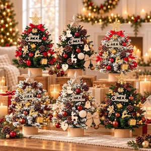 Puede incluir: Seis árboles de Navidad artificiales en miniatura dispuestos en dos filas, cada uno con una estrella dorada en la punta, un letrero de Merry Christmas, adornos rojos y dorados, piñas, lazos y pequeños regalos sobre bases cilíndricas.
